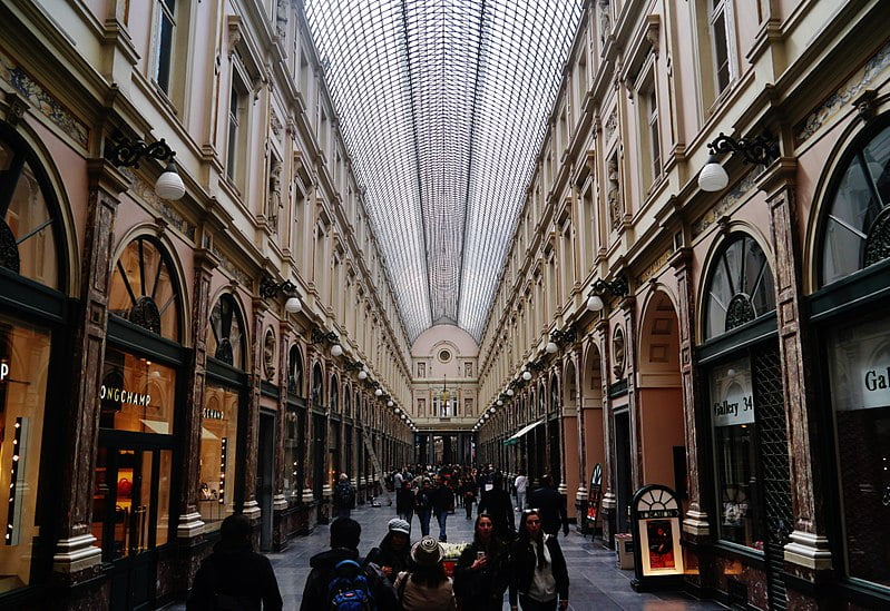 https://commons.wikimedia.org/wiki/File:Bruxelles_Galeries_royales_Saint-Hubert_06.jpg