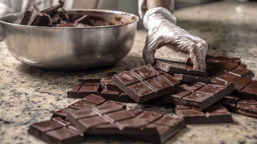 chocolate esbranquiçado está estragado? pode comer?