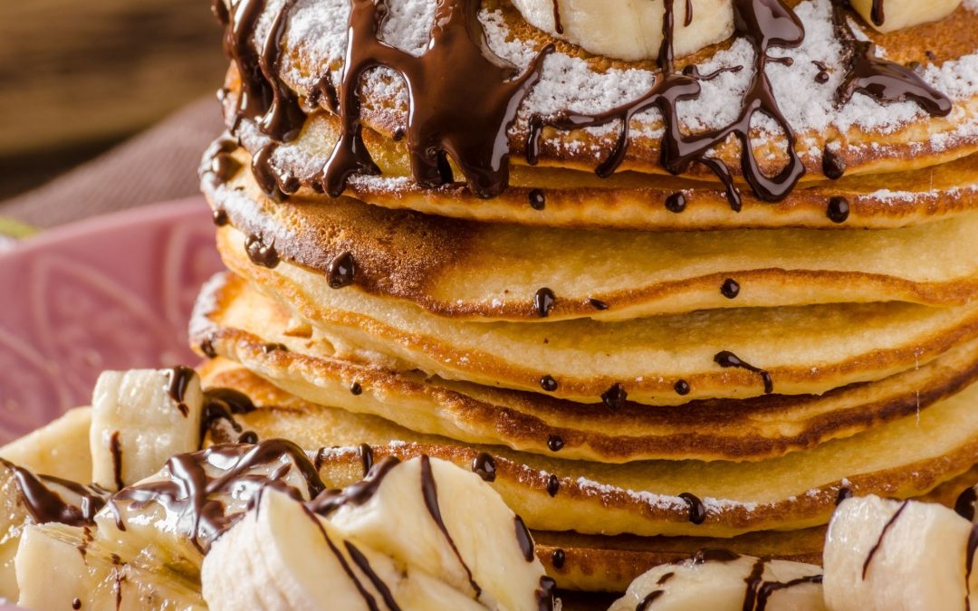 Panqueca sem glúten tipo americana, com calda de chocolate