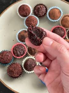 brigadeiro vegano com nibs de cacau