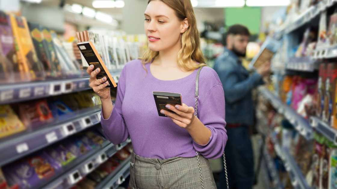 Pessoa escolhendo chocolate