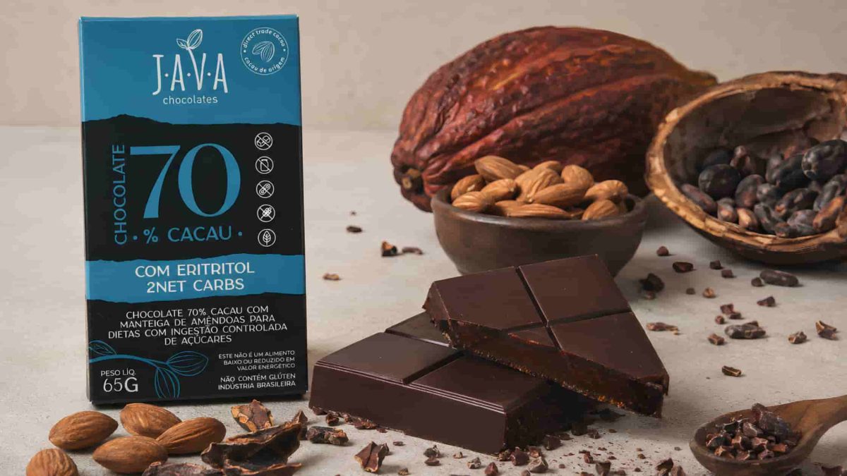 chocolate 70% cacau sem açúcar Java partido ao meio, mostrando textura