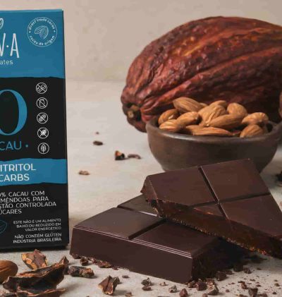 chocolate 70% cacau sem açúcar Java partido ao meio, mostrando textura